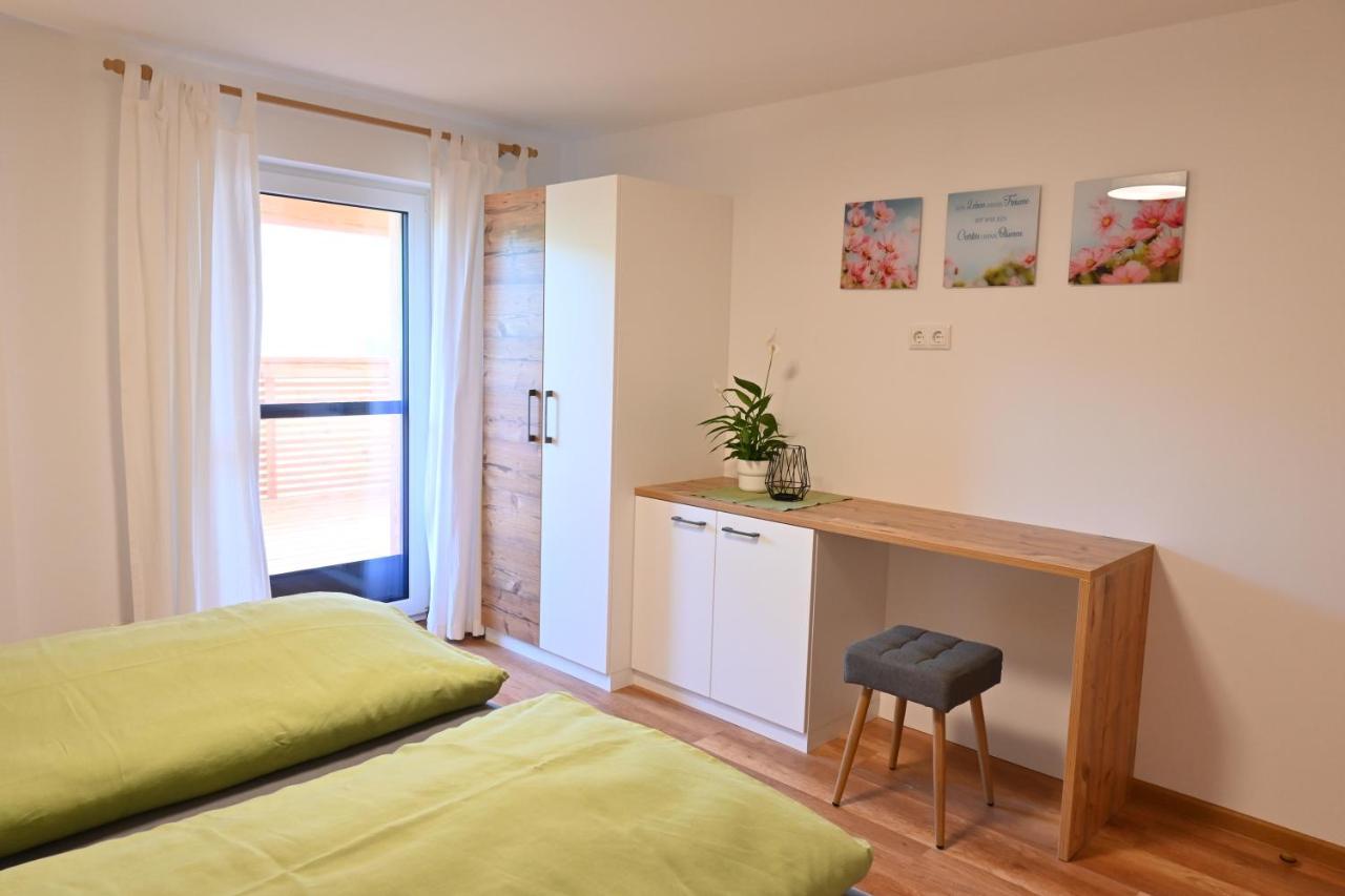 Biohof Auinger, Der Tiererlebnishof Apartment Aurach am Hongar Exterior photo